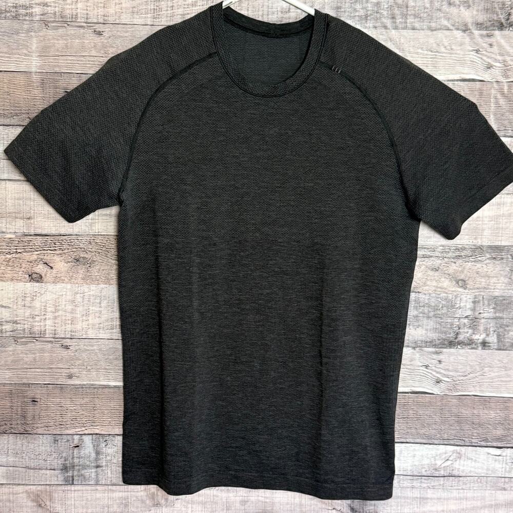 Lululemon Metal Vent Tech Shirt Mens Small Gray Gym Training Performance